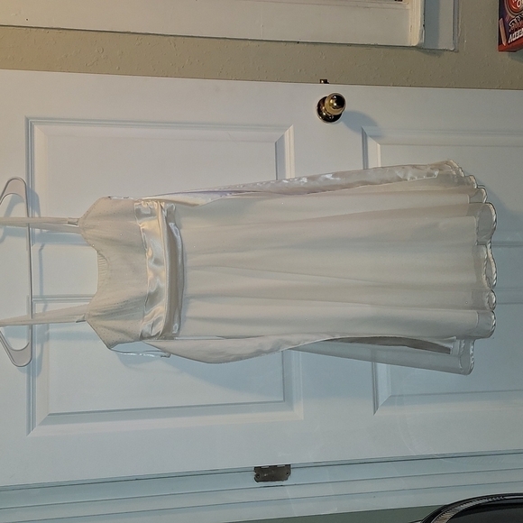 White Dress -> wHITE dRESS - Picture 1 of 8